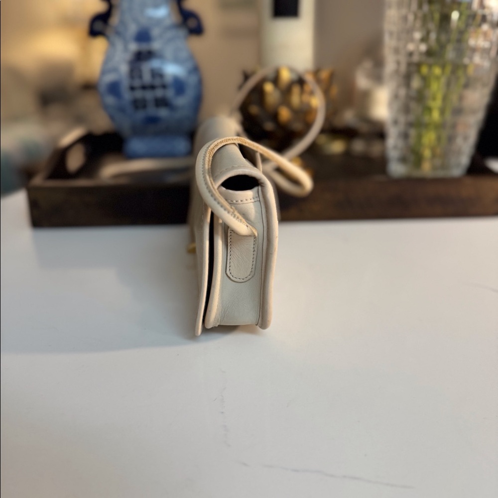 🤍 VINTAGE PARTNERS BY MERVYNS OFF WHITE LEATHER. CROSSBODY BAG! - Picture 7 of 11